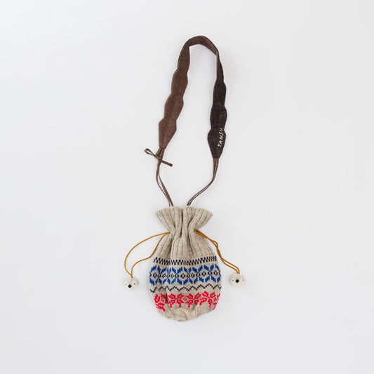 イングランド製のニットキャップを使用し立てた小さなポシェット。