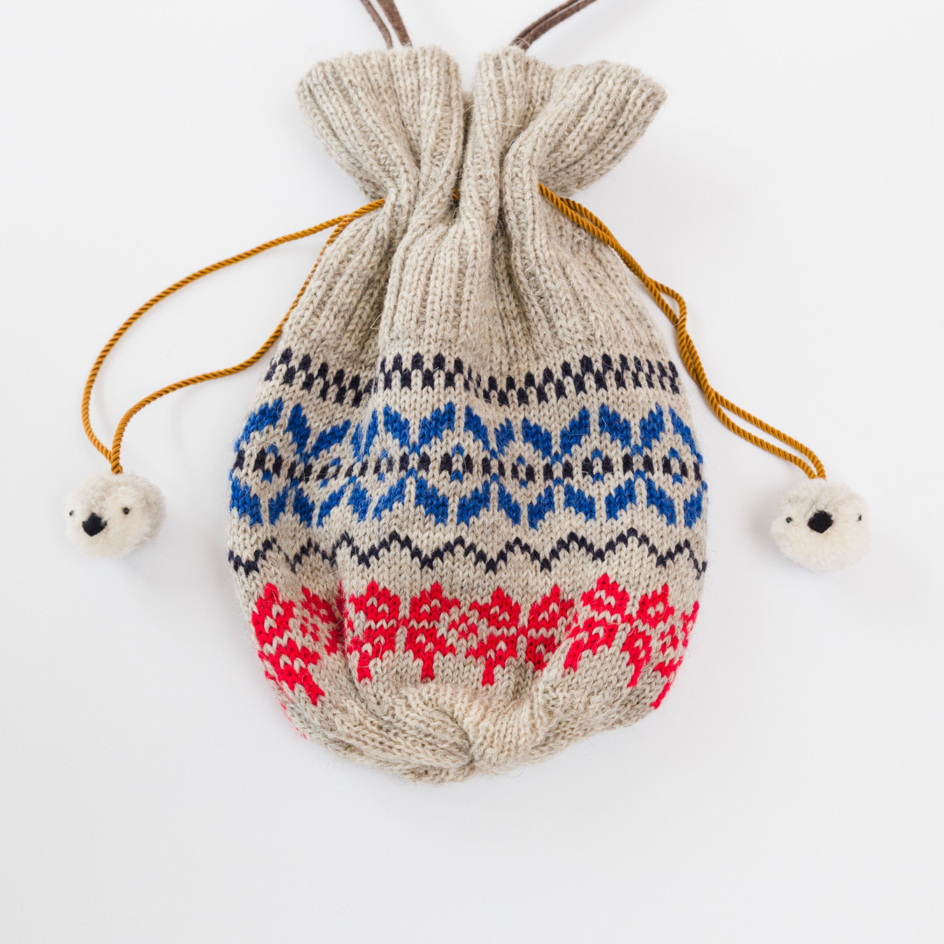 両脇コードの先には、ペンギンのヒナの顔をした愛らしいポンポン。ノルディック柄がかわいい。