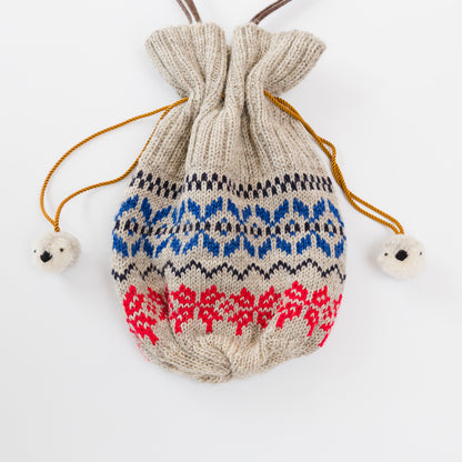 両脇コードの先には、ペンギンのヒナの顔をした愛らしいポンポン。ノルディック柄がかわいい。