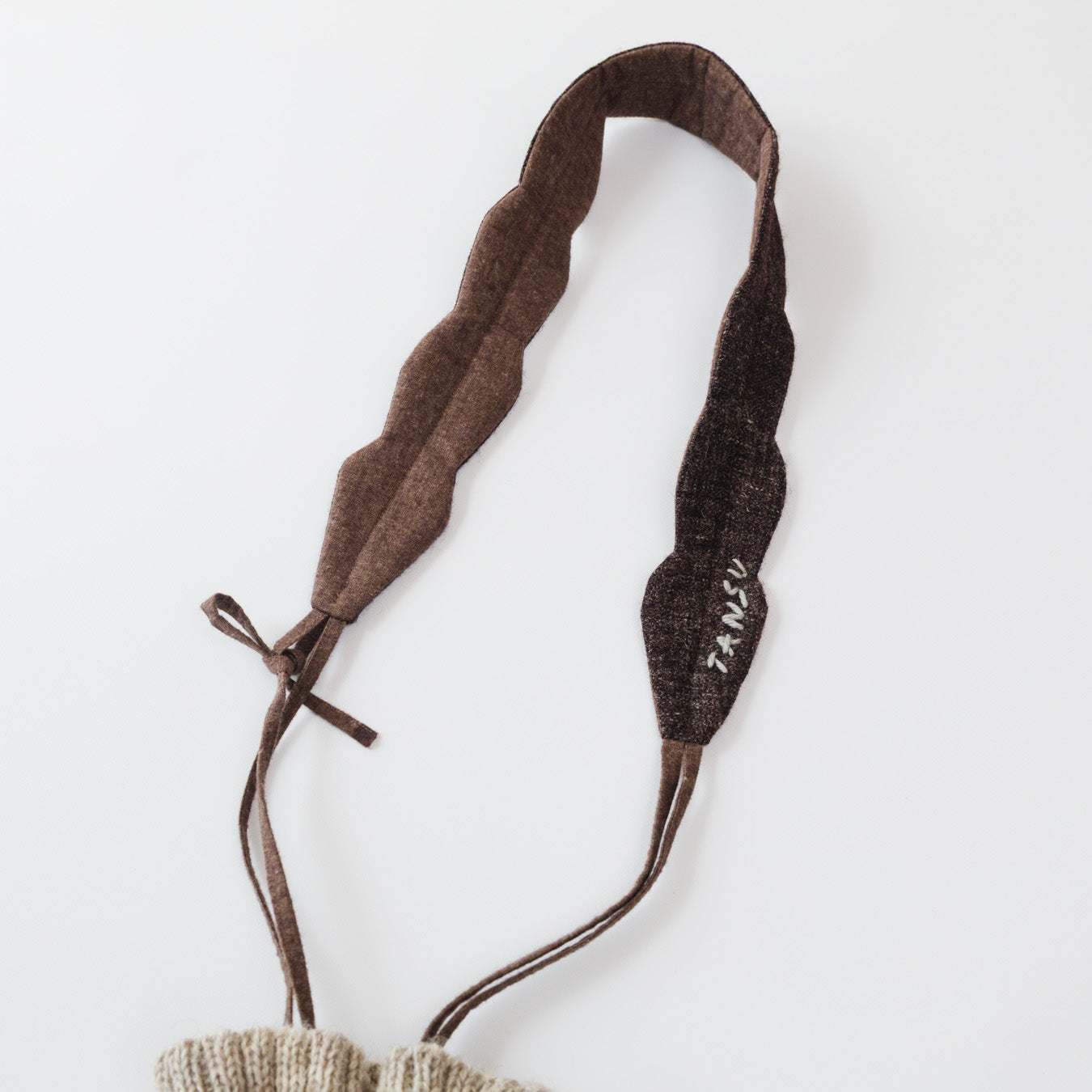葉が連なるような印象的なデザイン。片側の紐を結び直すことで長さの調整も可能です。