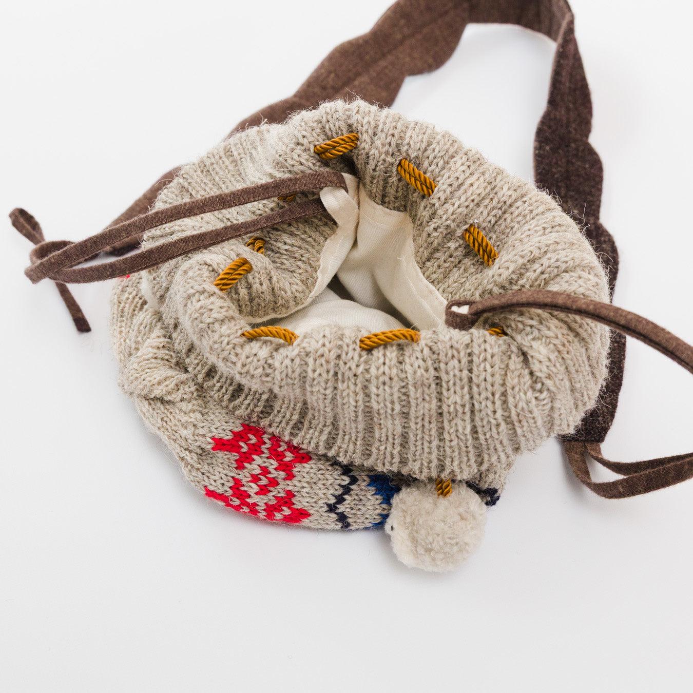 肩紐は取り外し可能で、巾着ポーチ単体としても。お手持ちのショルダーストラップに付け替えても。