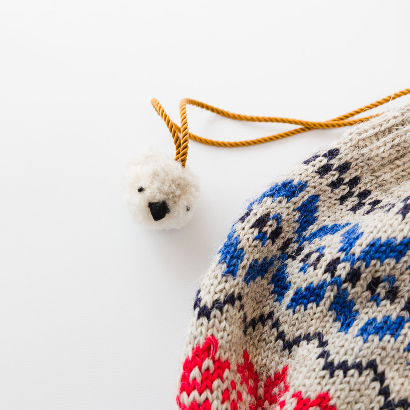 ポンポンは、ペンギンのヒナの顔をした愛らしいディテール。