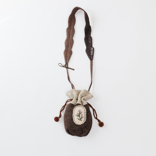 イングランド製のニットキャップを使用し立てた小さなポシェット。