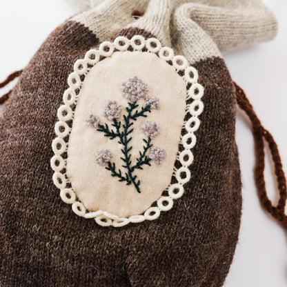 空想草花の刺繍を施した楕円モチーフ。レースの縁取りが小さな標本のよう。