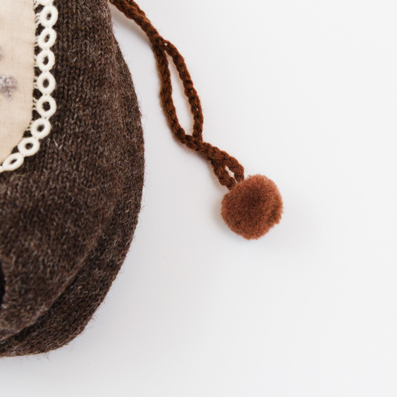 手編みのウールコードとウールのポンポン。