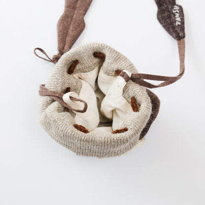 肩紐は取り外し可能で、巾着ポーチ単体としても。お手持ちのショルダーストラップに付け替えても。