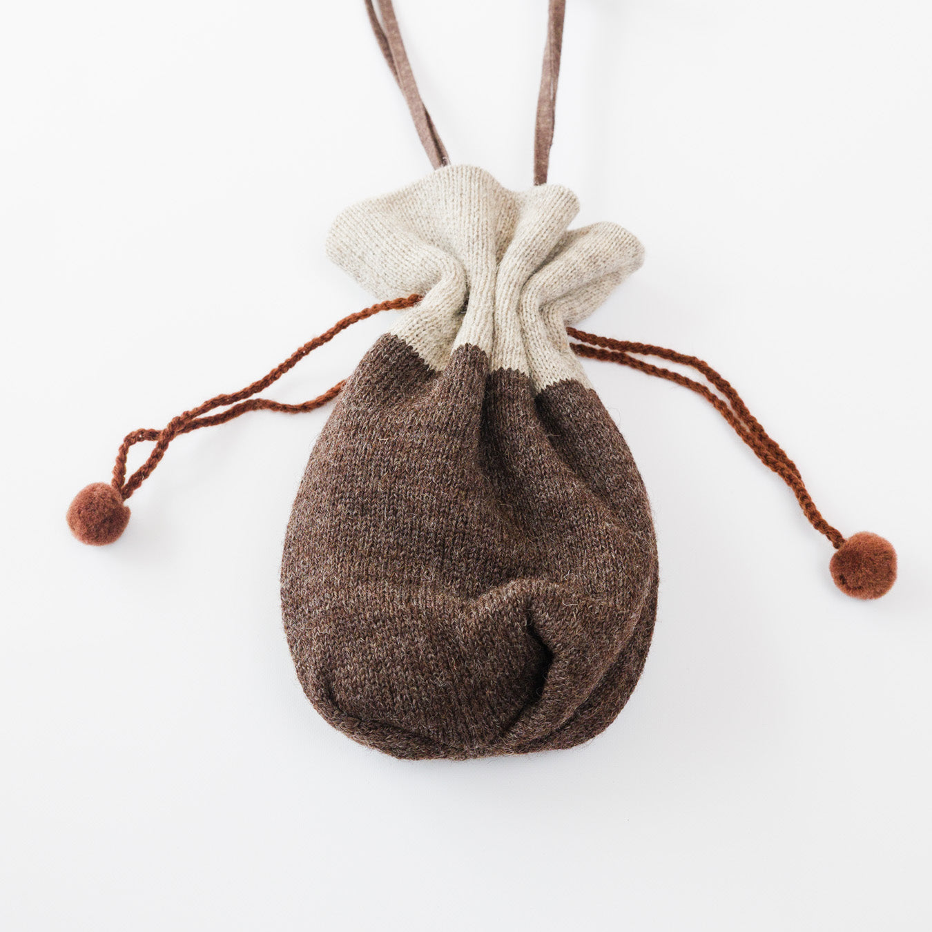 背面も落ち着いたブラウンニット。