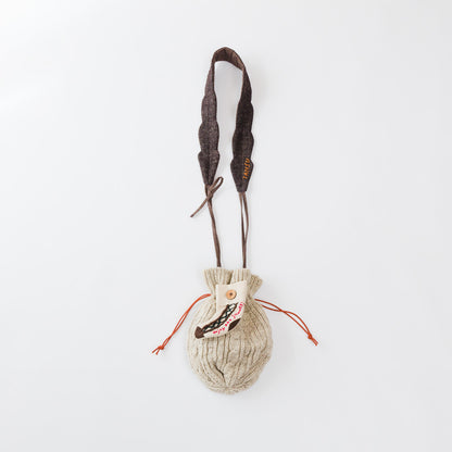 イングランド製のニットキャップを使用し立てた小さなポシェット。