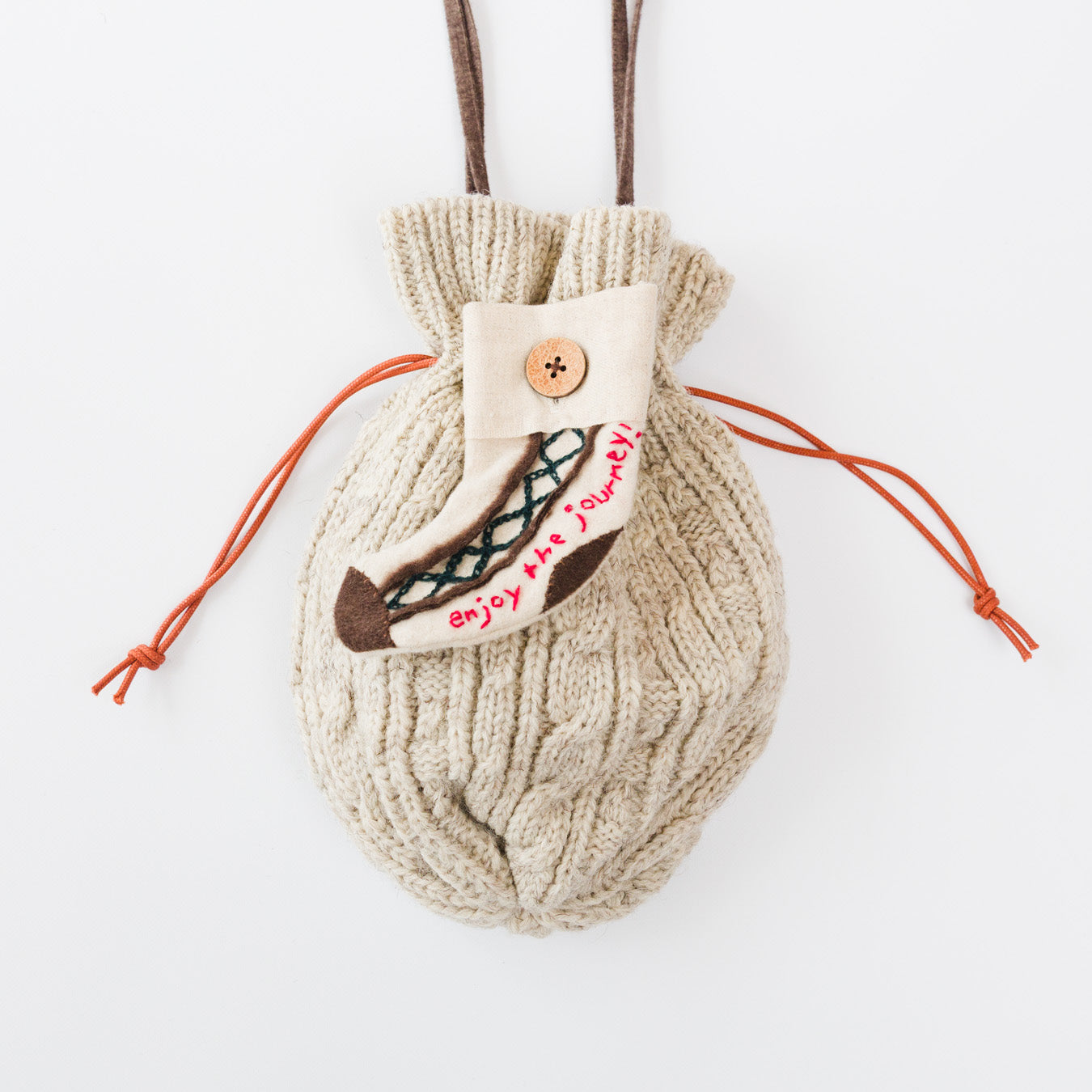 フロントには、ソックスをかたどったモチーフ。取り外し可能。