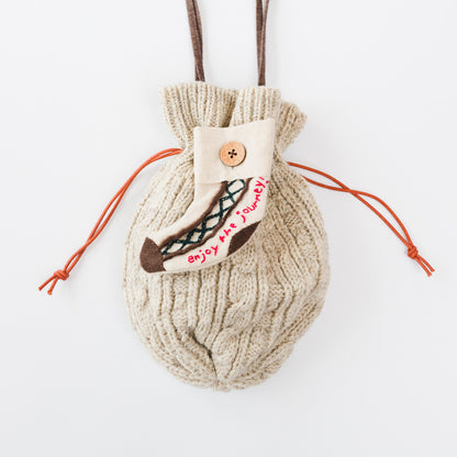 フロントには、ソックスをかたどったモチーフ。取り外し可能。