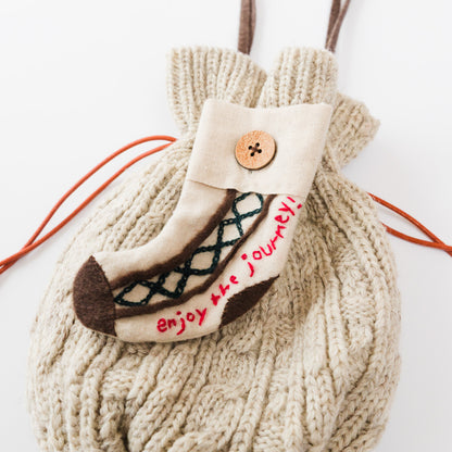 ソックスをかたどったモチーフ。 “enjoy the journey!!” と刺繍されています。