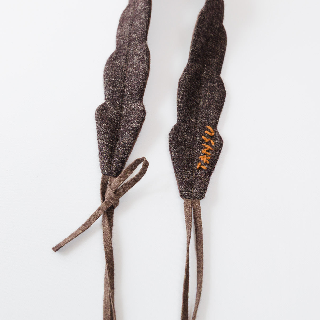 毛糸で施したロゴ刺繍が入っています。