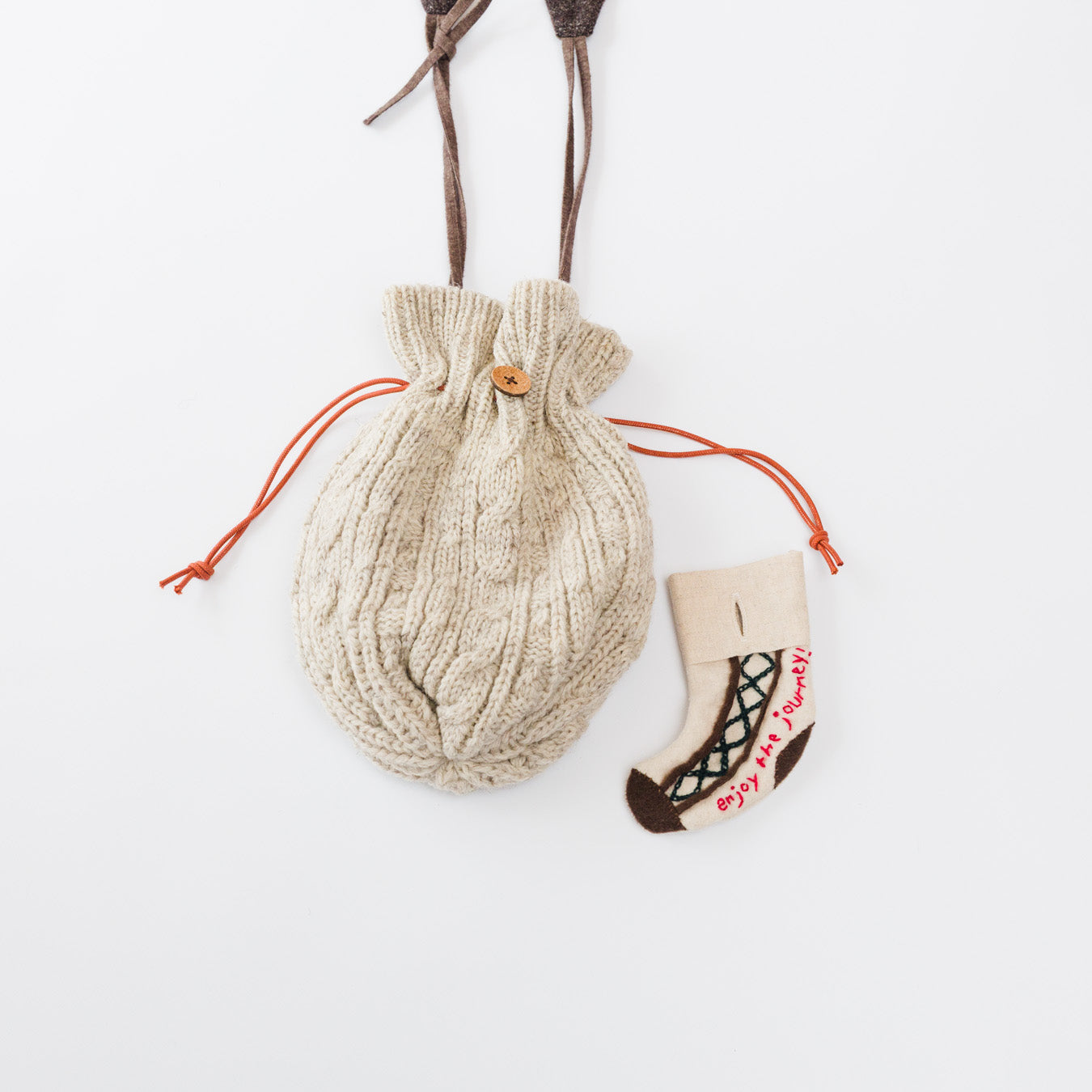 ソックスは取り外し可能。小さなお守りやメモなどを忍ばせてお楽しみいただけます。