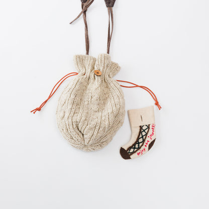 ソックスは取り外し可能。小さなお守りやメモなどを忍ばせてお楽しみいただけます。