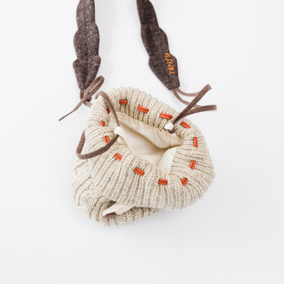 肩紐は取り外し可能で、巾着ポーチ単体としても。お手持ちのショルダーストラップに付け替えても。