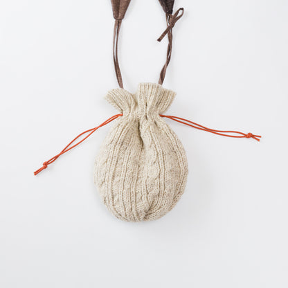 背面もあたたかみのある生成りのケーブル編み。