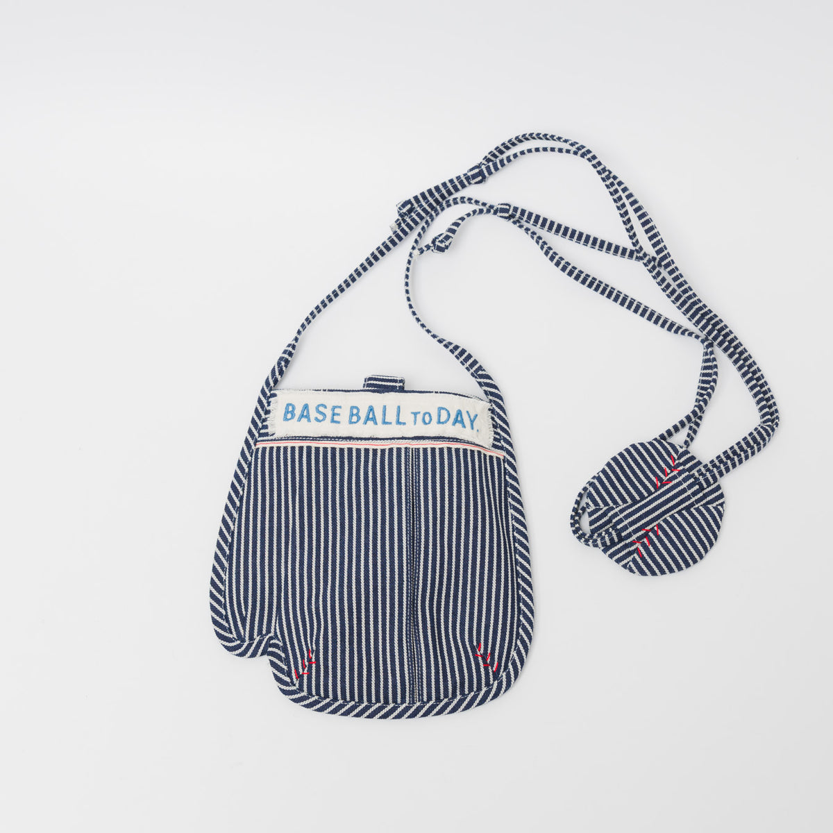 肩紐仕様の参考。（写真のロゴ刺繍は「Blue(青)」ですが、こちらの商品は「Red(赤)」になります）