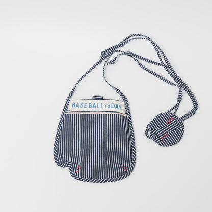 肩紐仕様の参考。（写真のロゴ刺繍は「Blue(青)」ですが、こちらの商品は「Red(赤)」になります）