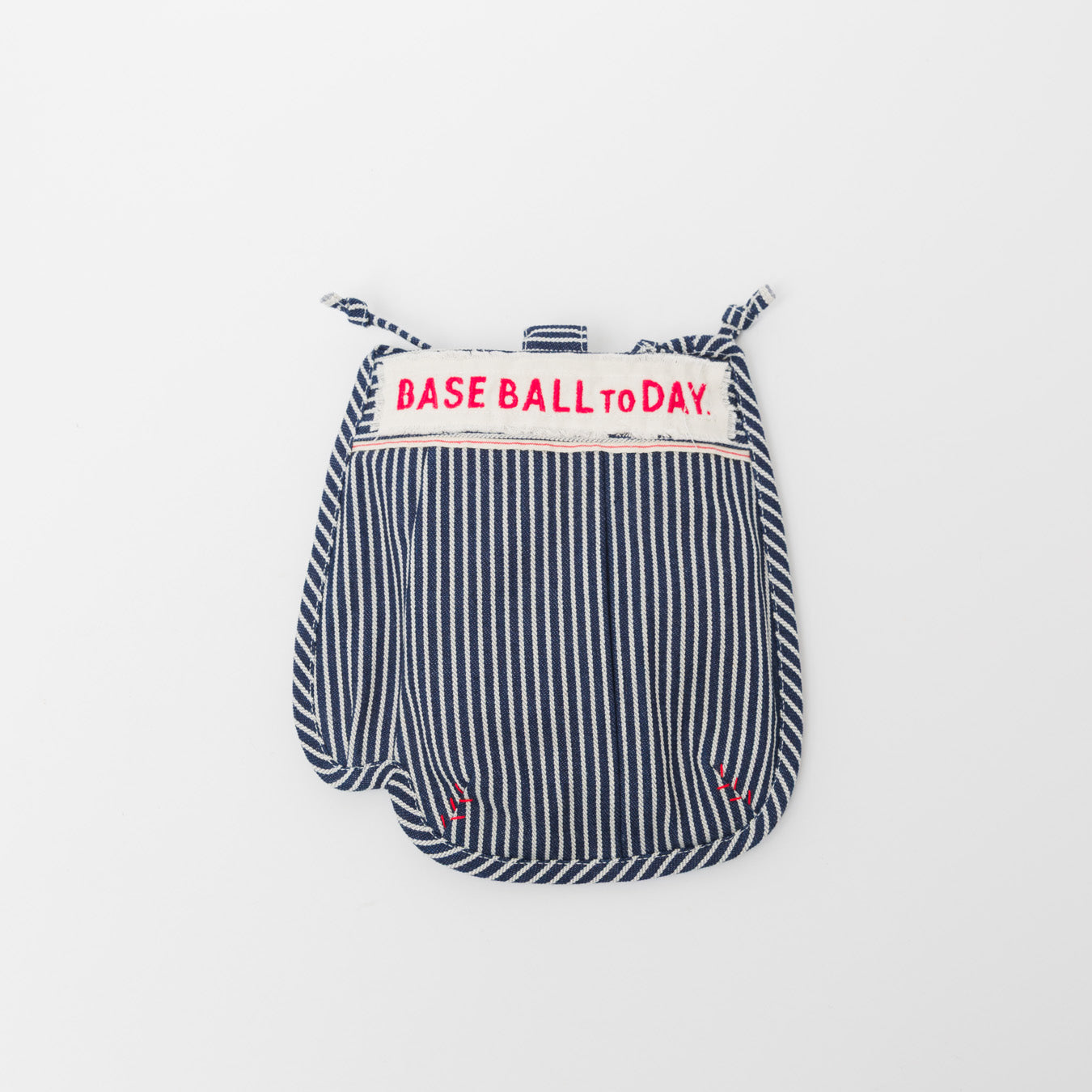 ヒッコリー生地のグローブサコッシュ・プチ。ロゴを2色（Red/Blue）のミシン刺繍から選べる、数量限定の受注生産アイテム。こちらは「Red(赤)」ロゴ。