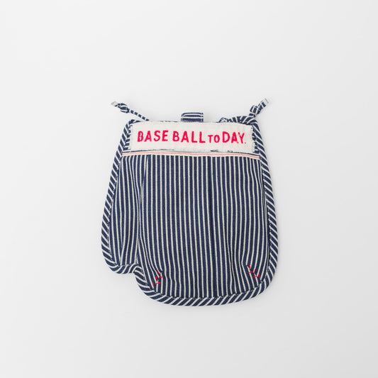 ヒッコリー生地のグローブサコッシュ・プチ。こちらの商品は、ロゴ刺繍は「Red(赤)」です。