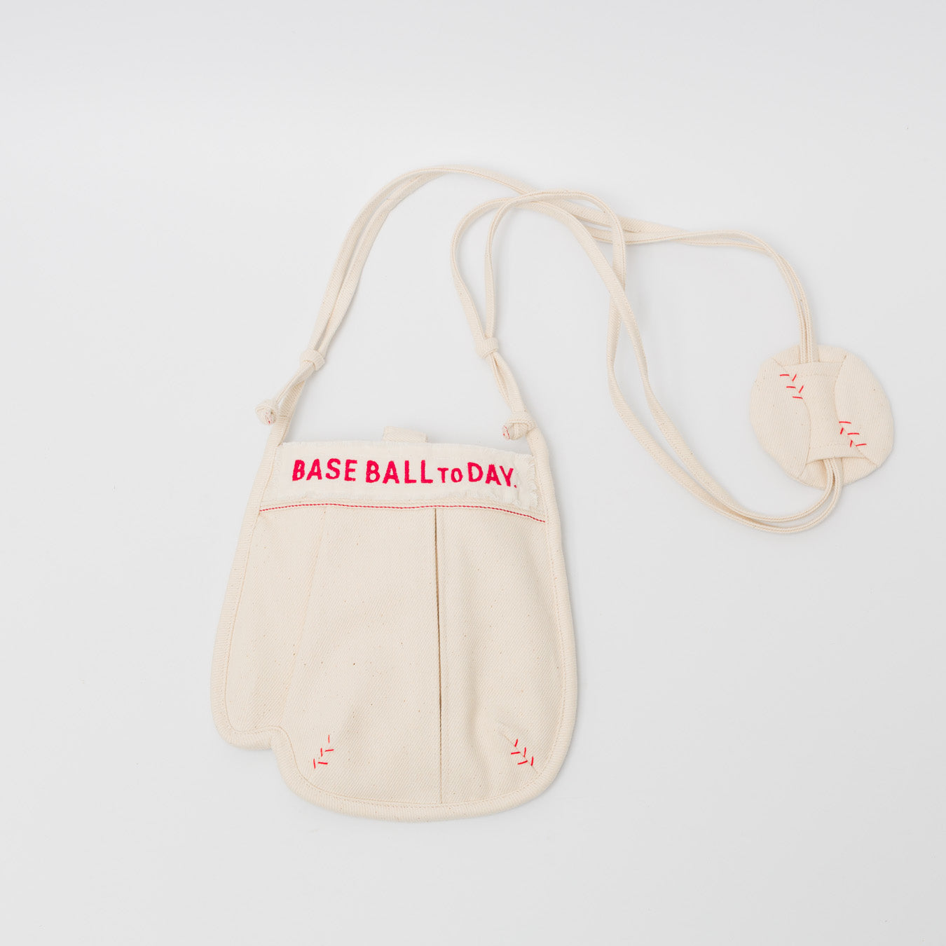 生成りツイル生地のグローブサコッシュ・プチ。ロゴを2色（Red/Blue）のミシン刺繍から選べる、数量限定の受注生産アイテム。こちらは「Red(赤)」ロゴ。
