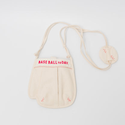 生成りツイル生地のグローブサコッシュ・プチ。ロゴを2色（Red/Blue）のミシン刺繍から選べる、数量限定の受注生産アイテム。こちらは「Red(赤)」ロゴ。