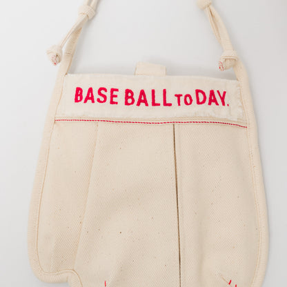 ロゴはミシン刺繍、デザインのアクセントに。パイピング色は、ロゴの色にかかわら全て赤色で共通です。こちらは「Red(赤)」ロゴ。