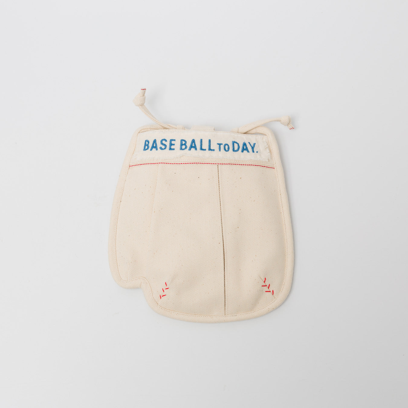 生成りツイル生地のグローブサコッシュ・プチ。ロゴを2色（Red/Blue）のミシン刺繍から選べる、数量限定の受注生産アイテム。こちらは「Blue(青)」ロゴ。