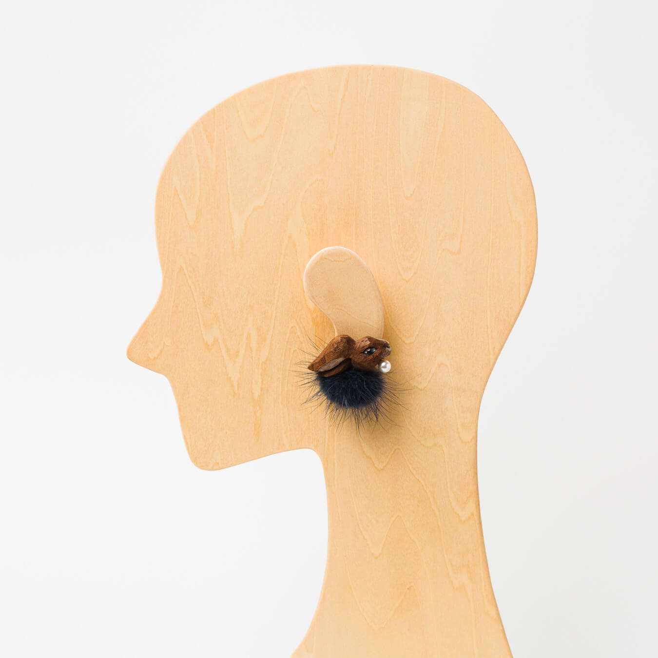 ※こちらは右耳用ピアスです。
写真は左耳につけた状態ですが、大きさや雰囲気のご参考にご覧ください。