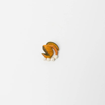 すずらんをモチーフにした耳飾り。片耳タイプ。　（こちらはピアスの写真です。）