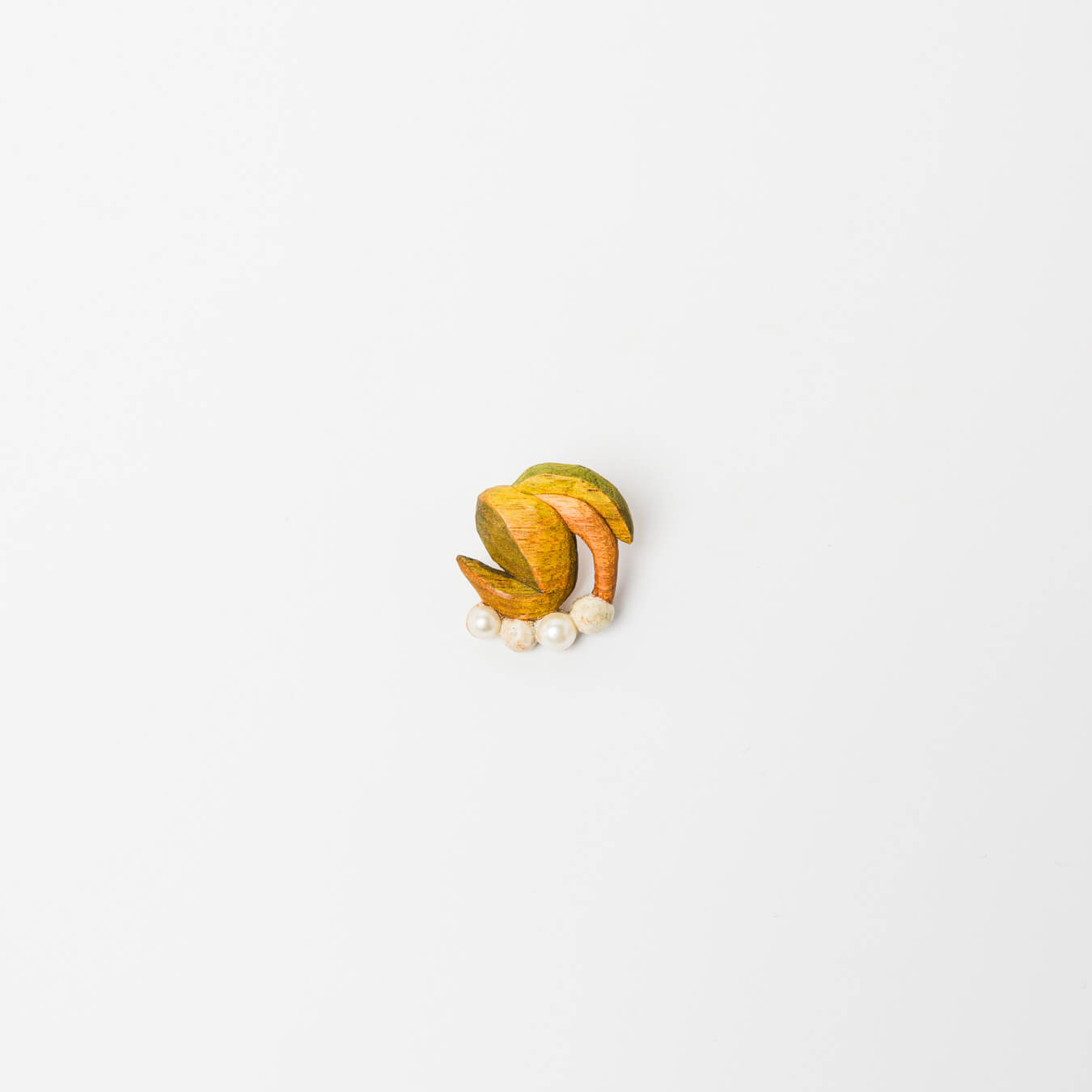 すずらんをモチーフにした耳飾り。片耳タイプ。　（こちらはイヤリングの写真です。）