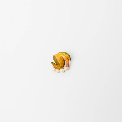 すずらんをモチーフにした耳飾り。片耳タイプ。　（こちらはイヤリングの写真です。）