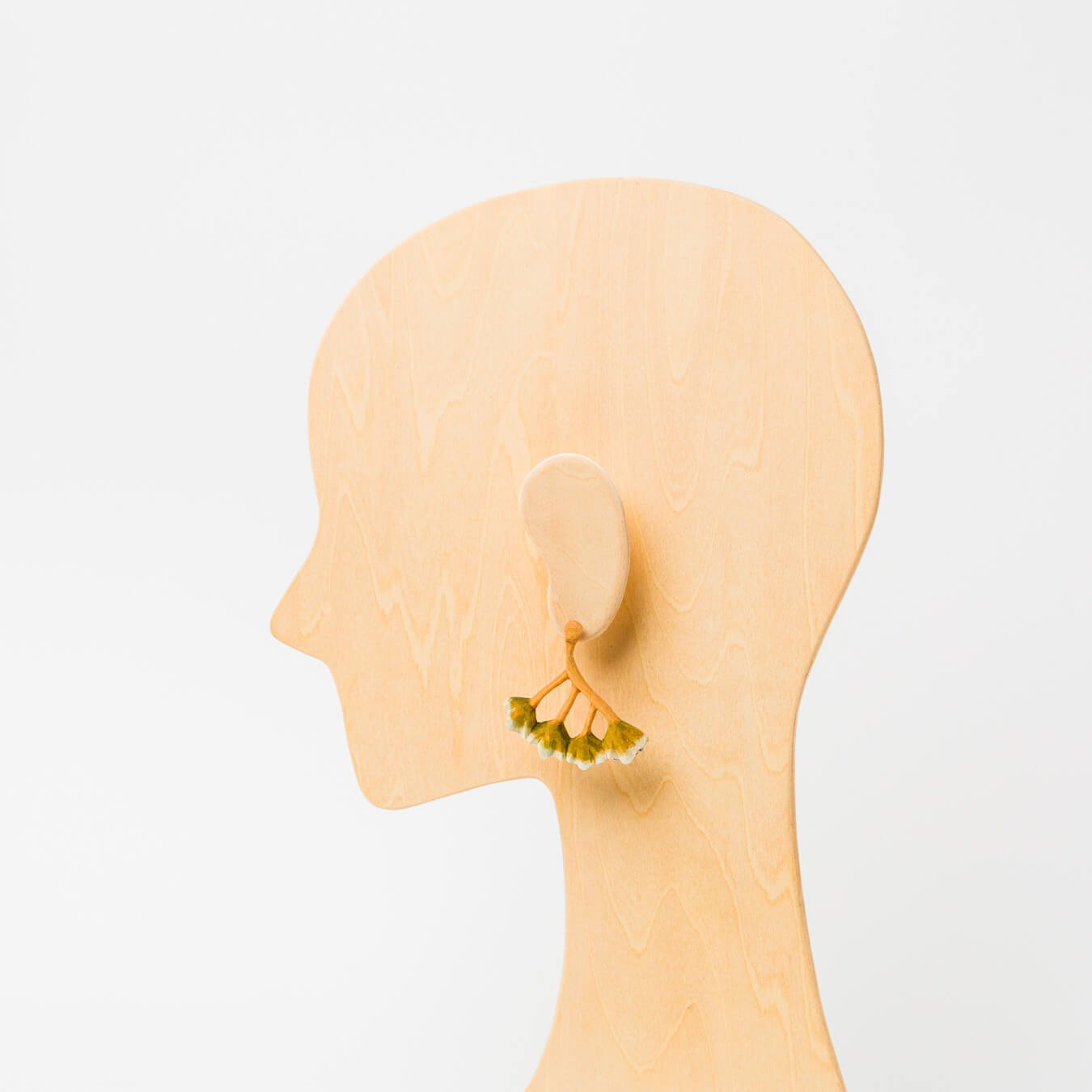 ※こちらは右耳用ピアスです。
写真は左耳につけた状態ですが、大きさや雰囲気のご参考にご覧ください。