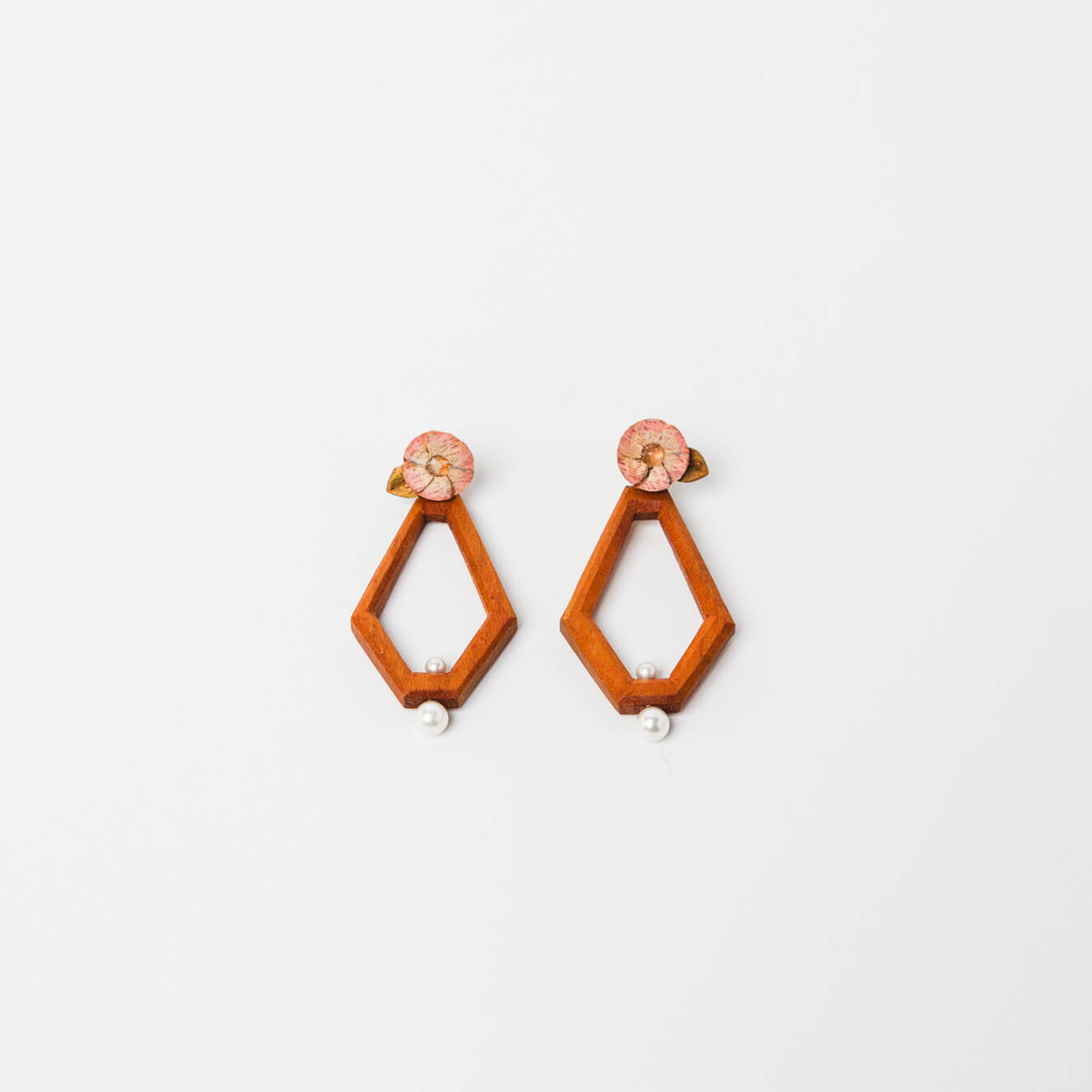 kitona-耳飾り-花と多角形-ナチュラル-ピアス
