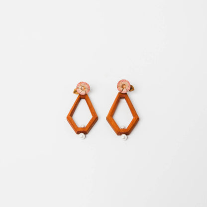 kitona-耳飾り-花と多角形-ナチュラル-ピアス