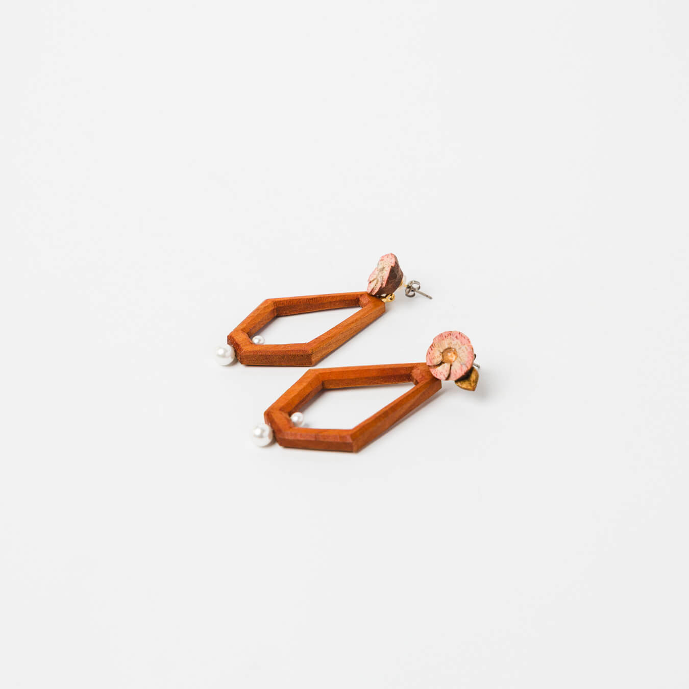 kitona-耳飾り-花と多角形-ナチュラル-ピアス