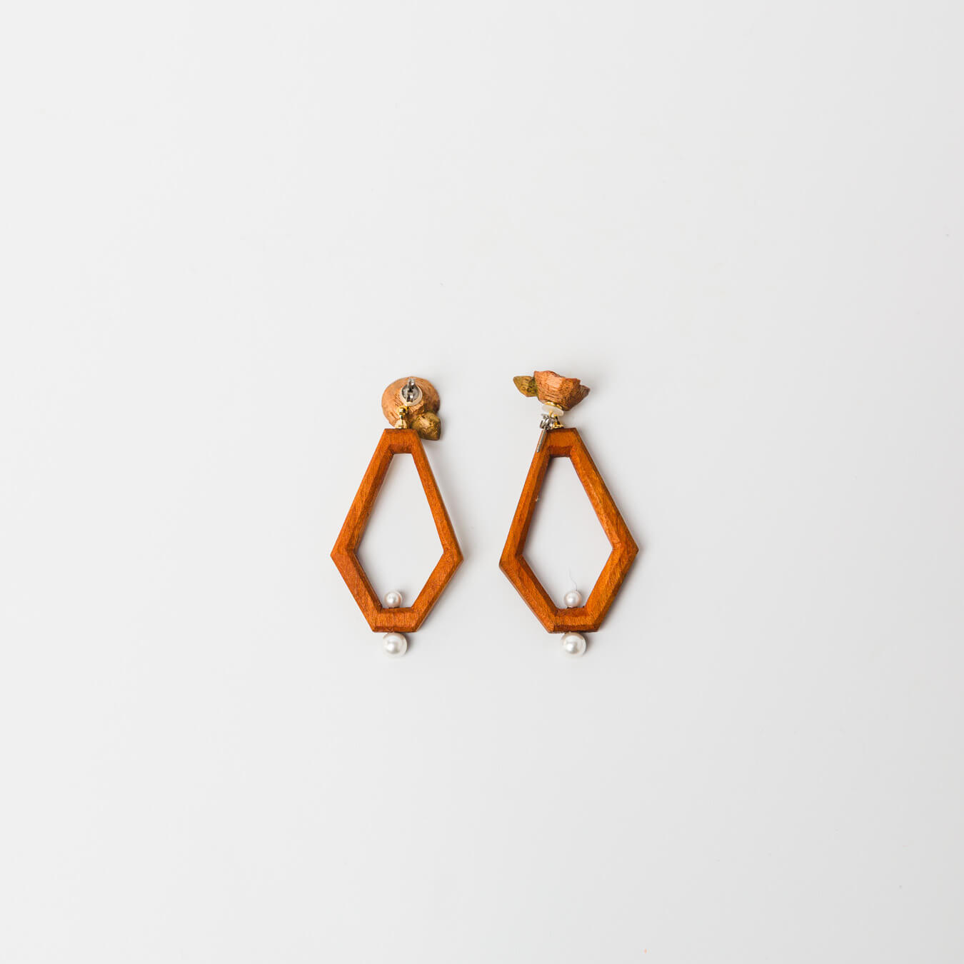 kitona-耳飾り-花と多角形-ナチュラル-ピアス