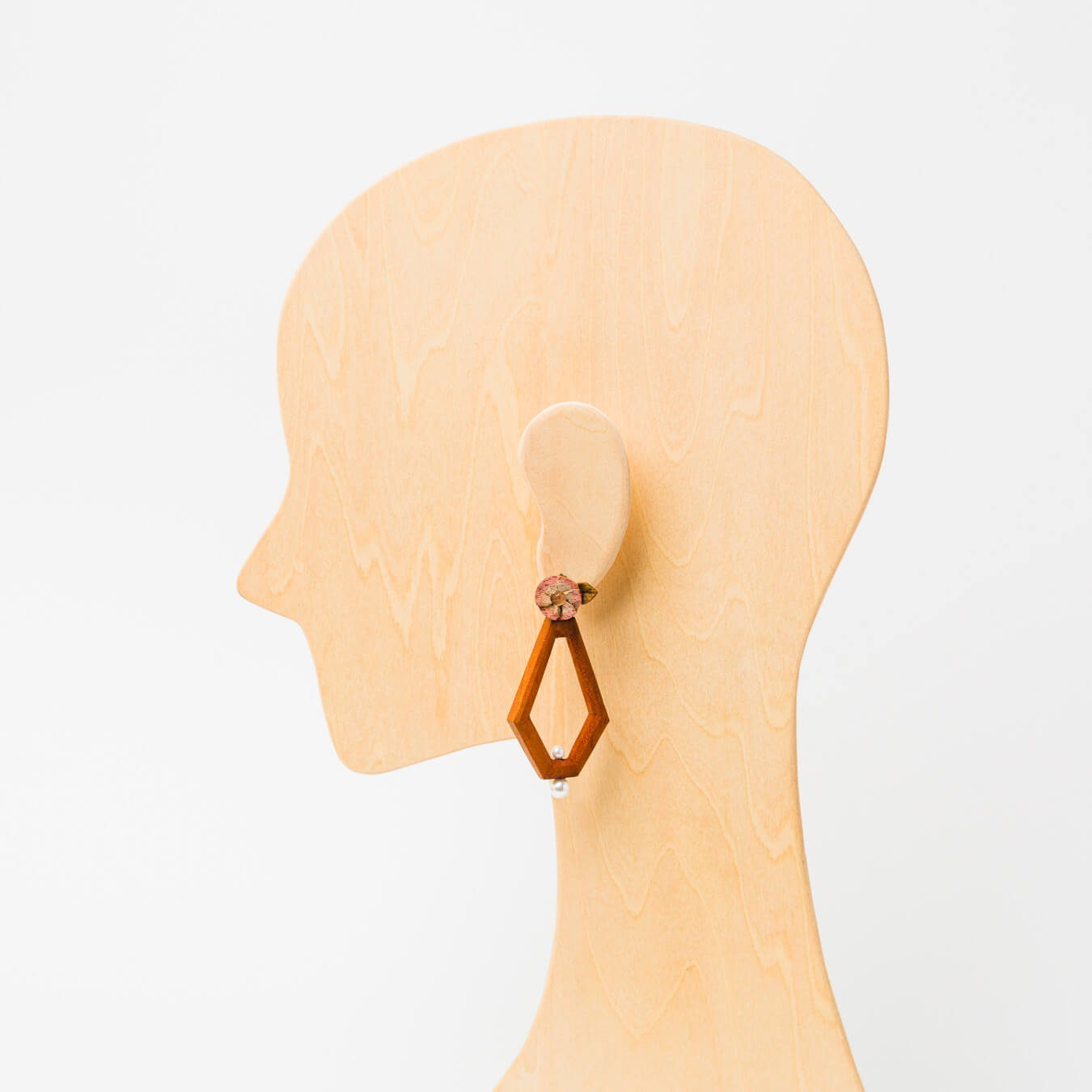 kitona-耳飾り-花と多角形-ナチュラル-ピアス