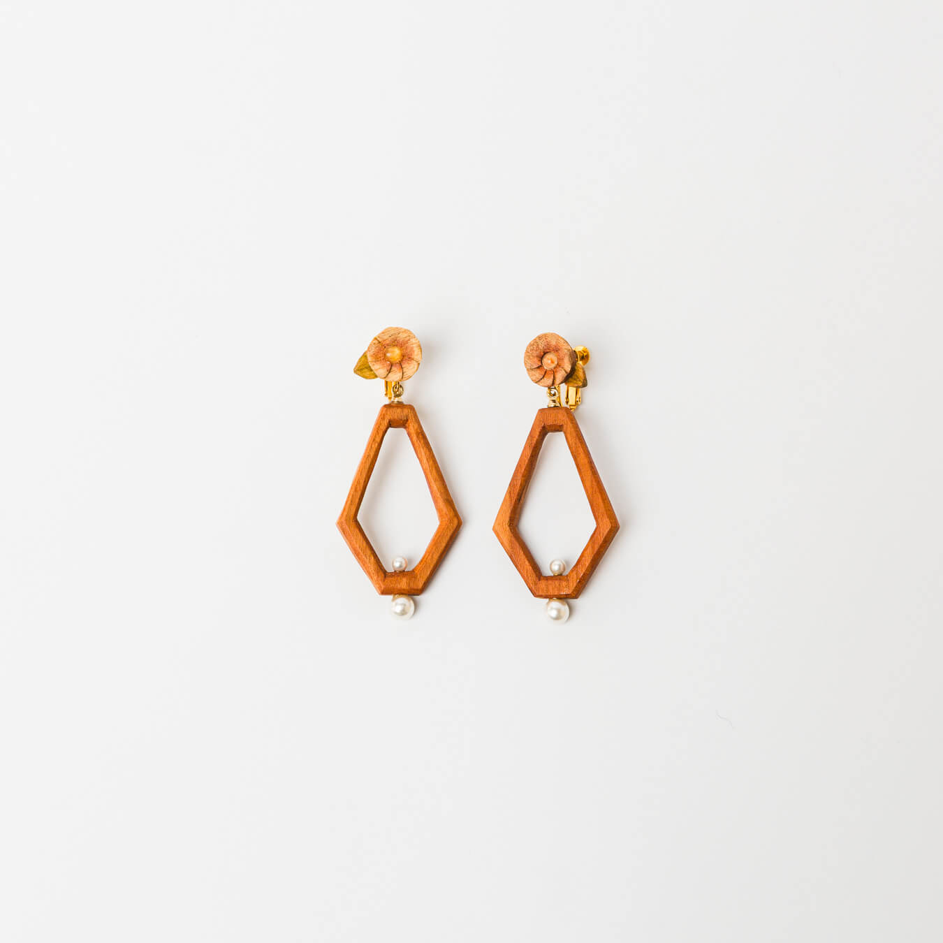 kitona-耳飾り-花と多角形-ナチュラル-イヤリング