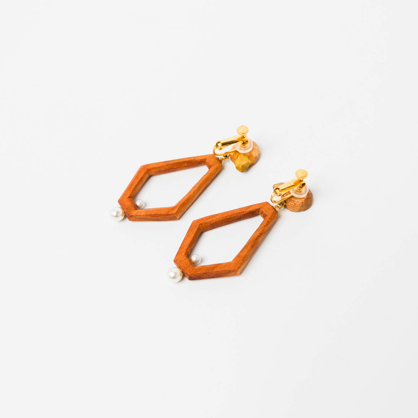 kitona-耳飾り-花と多角形-ナチュラル-イヤリング