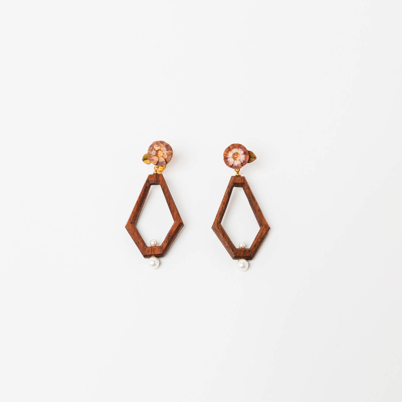 kitona-耳飾り-花と多角形-ブラック-イヤリング