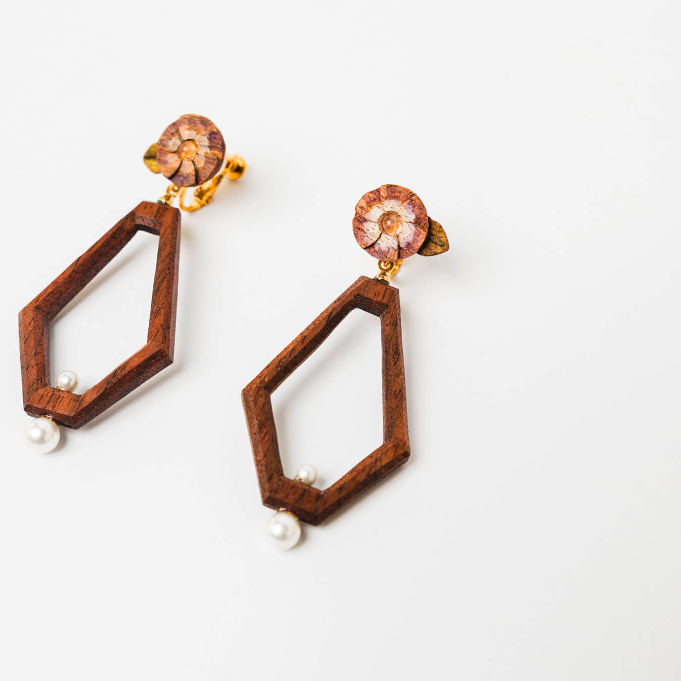 kitona-耳飾り-花と多角形-ブラック-イヤリング