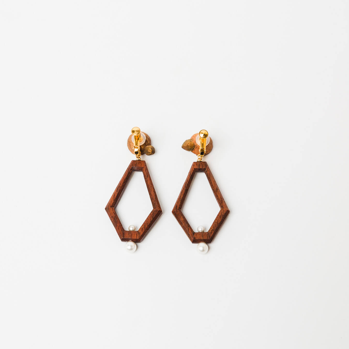 kitona-耳飾り-花と多角形-ブラック-イヤリング