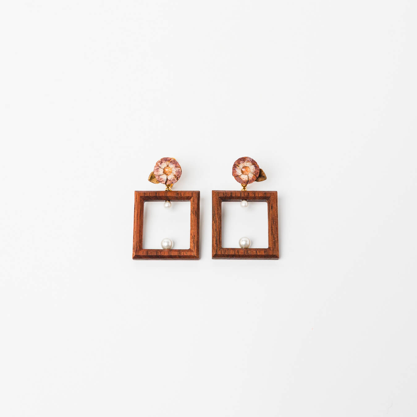 kitona-耳飾り-花と四角-ブラック-イヤリング