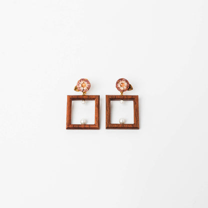 kitona-耳飾り-花と四角-ブラック-イヤリング