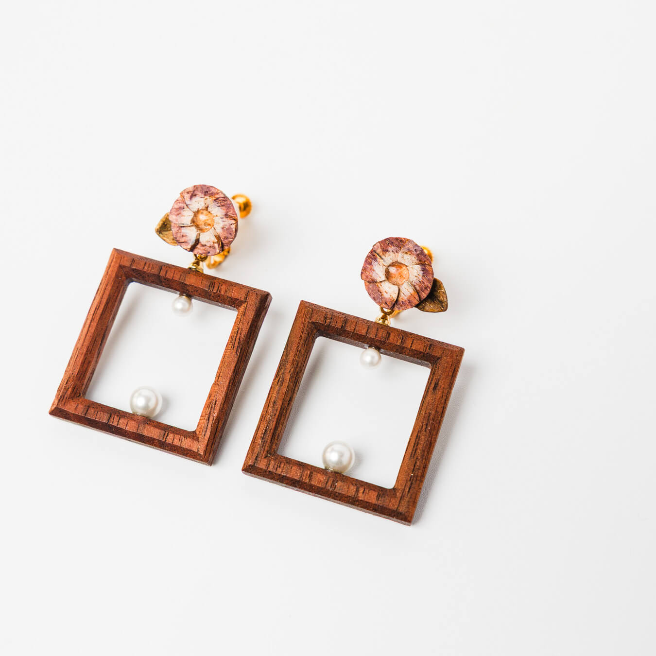 kitona-耳飾り-花と四角-ブラック-イヤリング