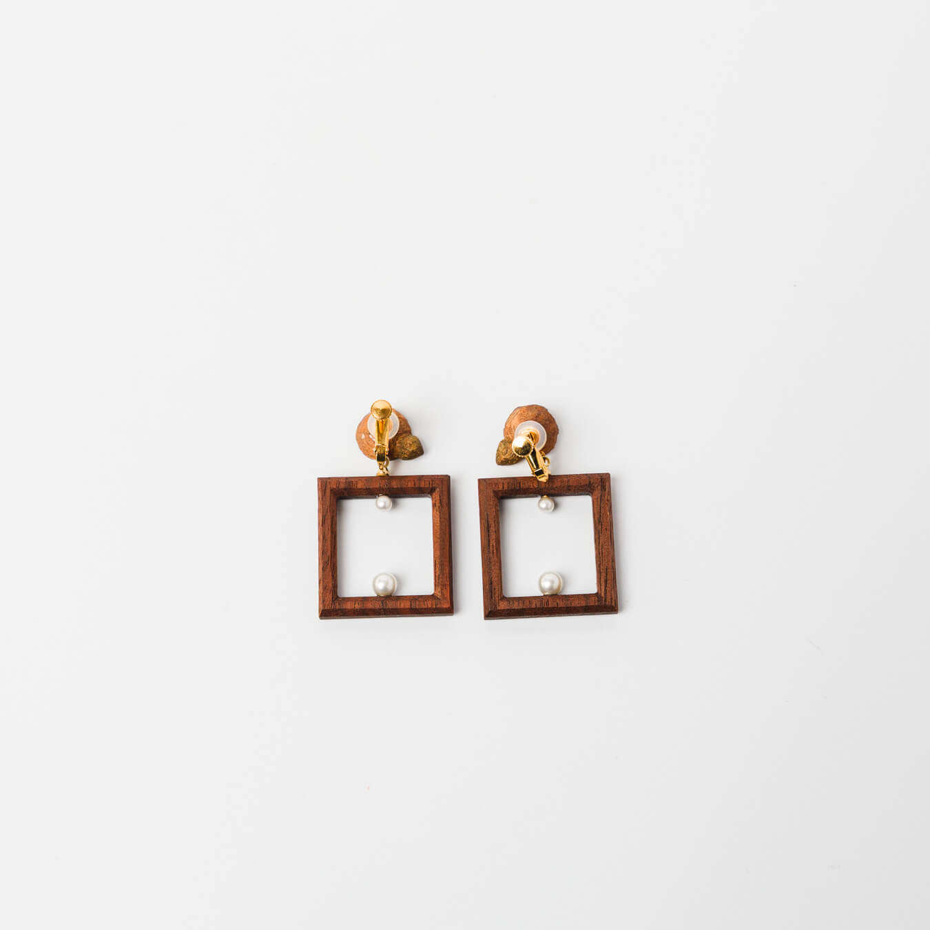 kitona-耳飾り-花と四角-ブラック-イヤリング