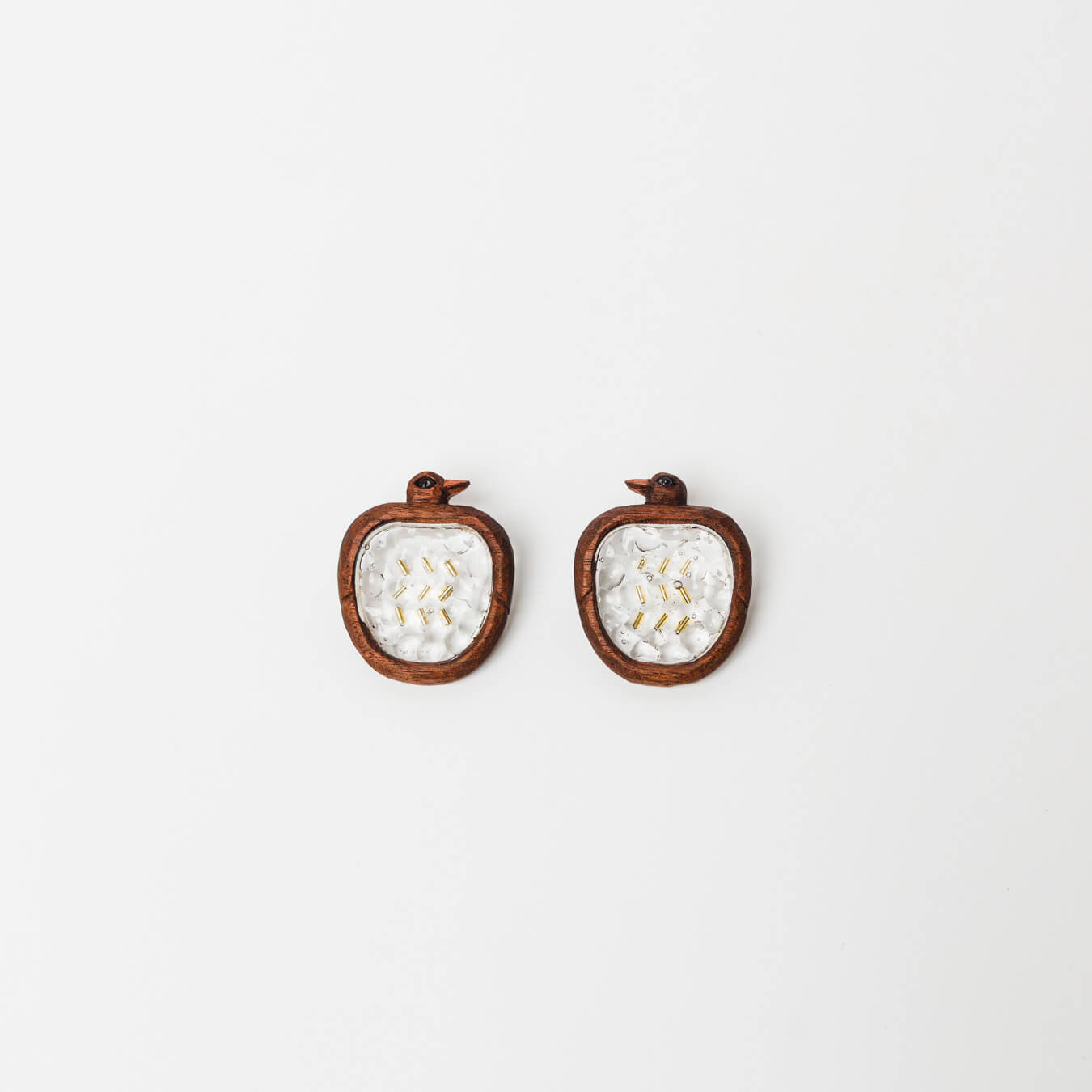 カモと水面をイメージした、ユニークなデザインの耳飾り。両耳タイプ。