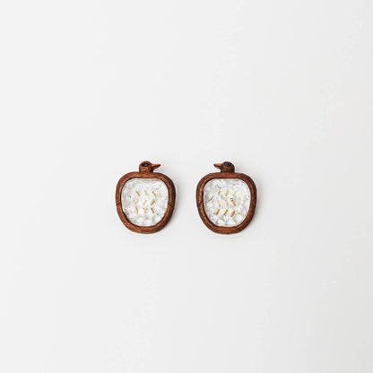 カモと水面をイメージした、ユニークなデザインの耳飾り。両耳タイプ。