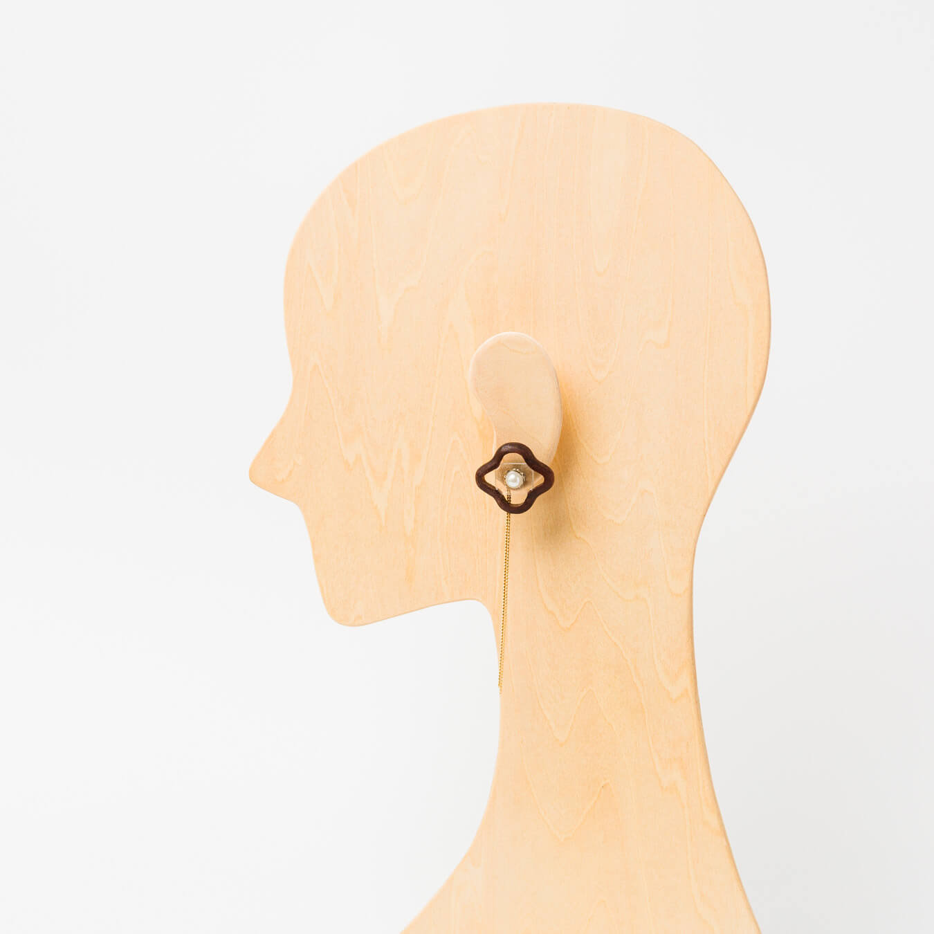 kitona-【片耳】花と樹脂-ブラック-ピアス